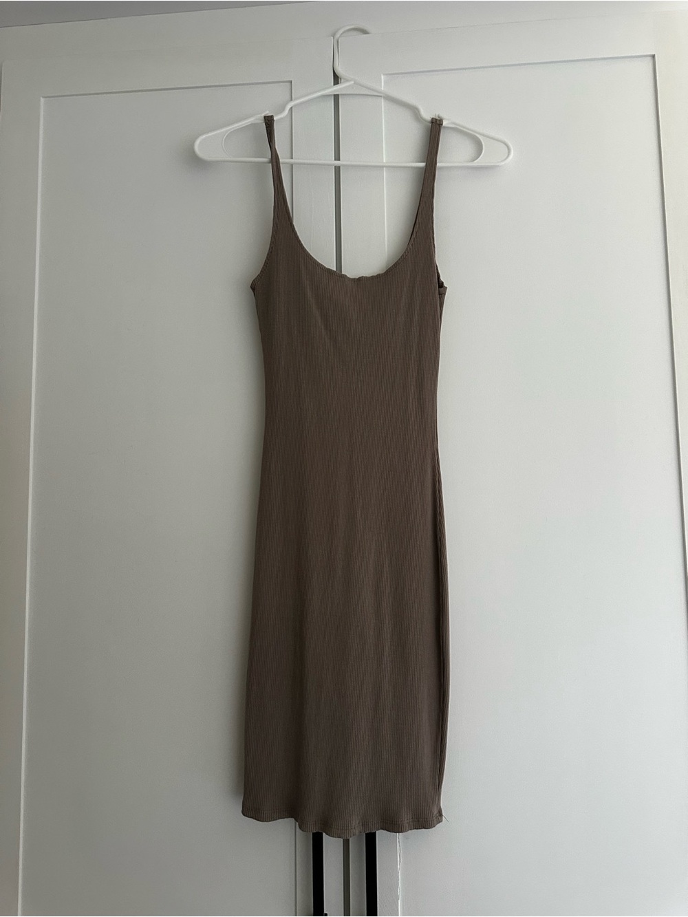 Sleeveless Scoop Neck ribbed Dress in Brown